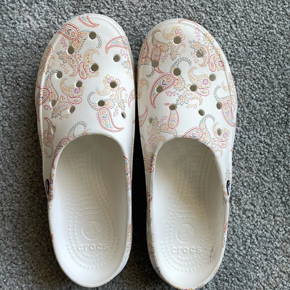 Crocs Freesail Florals Paisley Clog Womens Size W8.  Used only a couple days